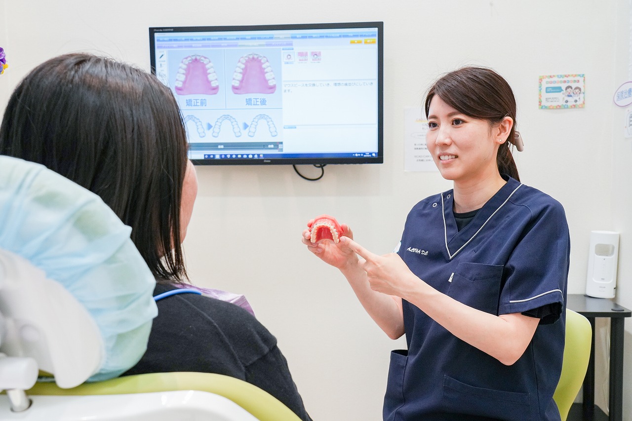 骨の土台の上に歯を並べて咬ませる治療